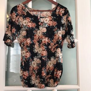 💜Floral pattern Simply Ruby, super soft top, new condition, sz med